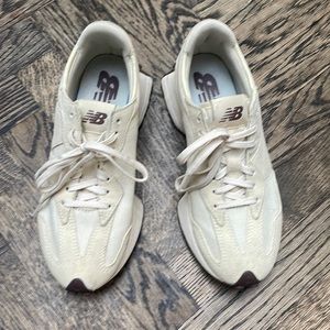 Size 8 new balance sneaker in off white/light beige in great condition